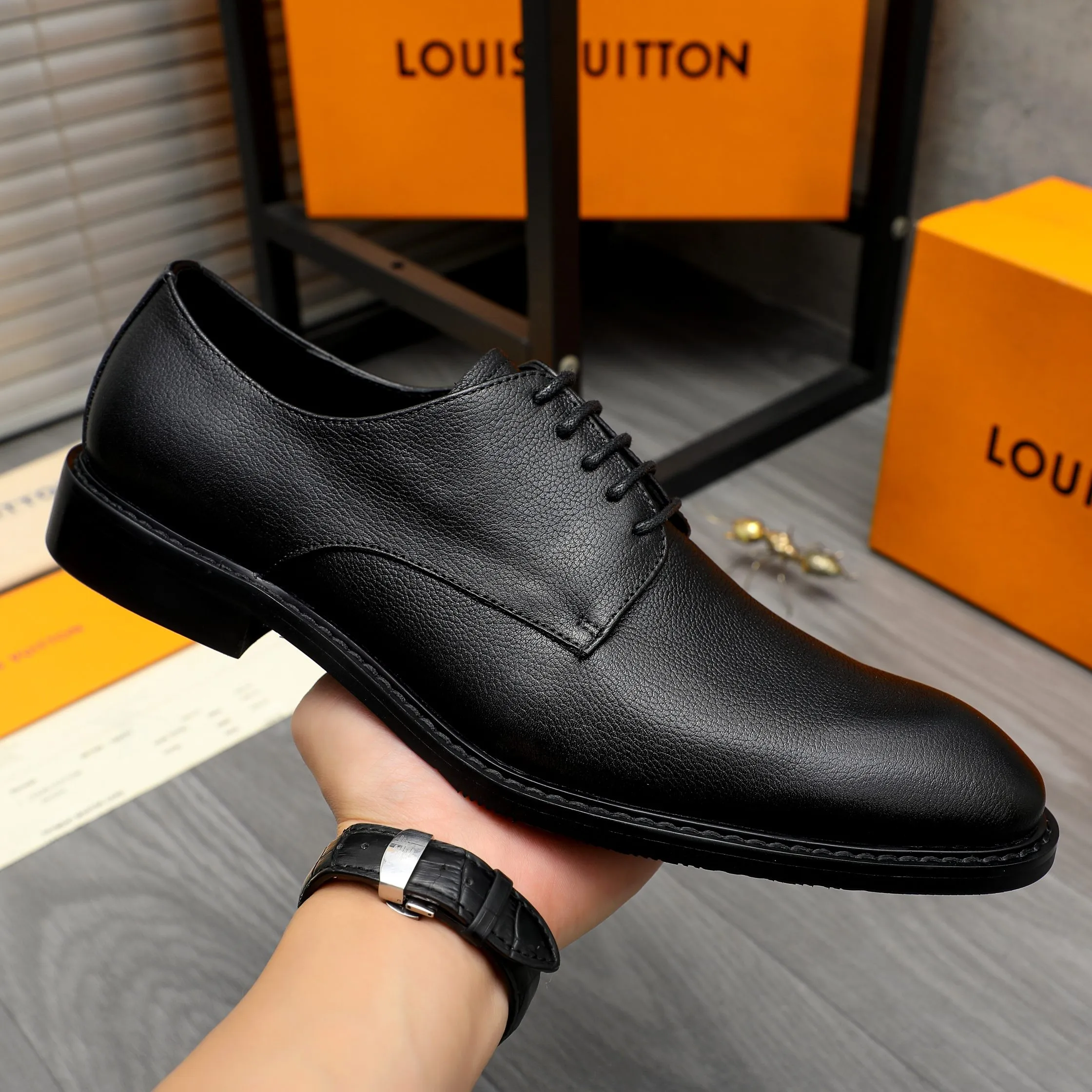Men's shoes 💰p460 Product trademark: LV (Louis Vuitton) business lace-up formal leather shoes Regular size: 39-44 (38.45 custom-made, non-returnable) Product materials: Selected high-quality pebbled cowhide upper, cowhide lining, original rubber outsole